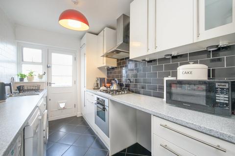 2 bedroom flat for sale, St Leonards Court, St. Leonards Road, East Sheen