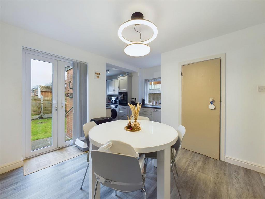 Dining room: