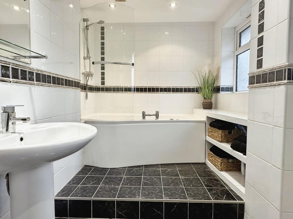 E57f9bf3-Bathroom 202 2018 20 Harcourt