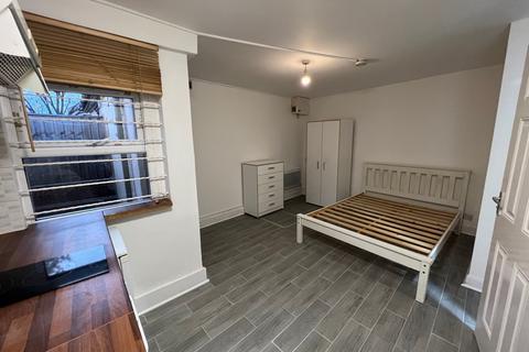 Studio to rent, West Green Road, London N15