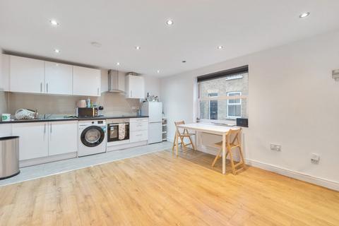 2 bedroom ground floor maisonette for sale, West Street, Carshalton