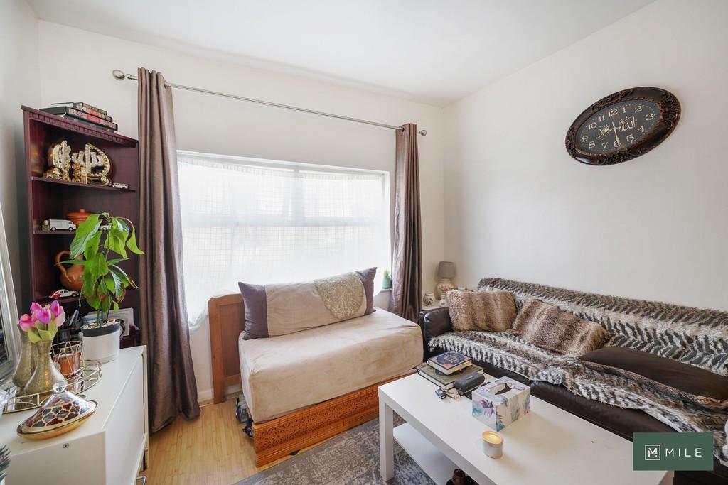 Flat 2, 22 Tubbs Road - 1 IXux Tmes Bo TW5 Tn E10x