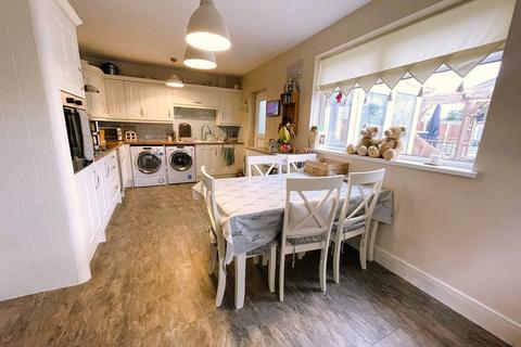 22 Clay Flat Lane, New Rossington, Doncaster, DN11 0BA