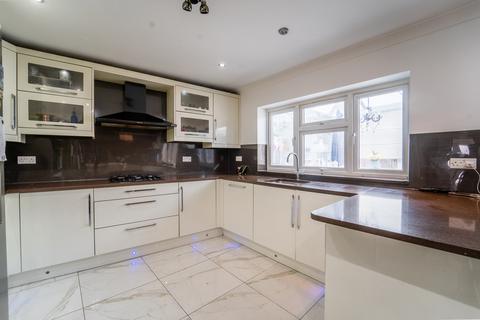 4 bedroom semi-detached house to rent, Wyre Grove, Hayes