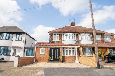 4 bedroom semi-detached house to rent, Wyre Grove, Hayes