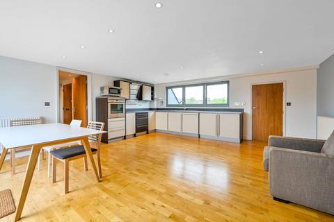 2 bedroom flat for sale, Walnut Tree Close, Guildford, GU1