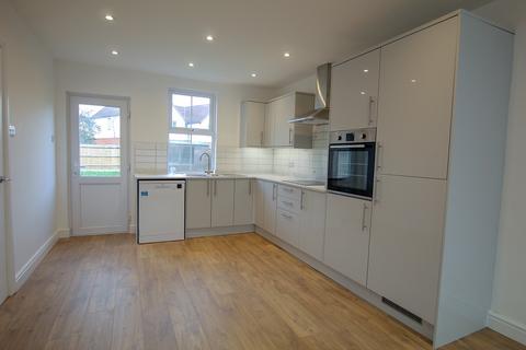 3 bedroom detached house to rent, Kings Road, Newbury RG14