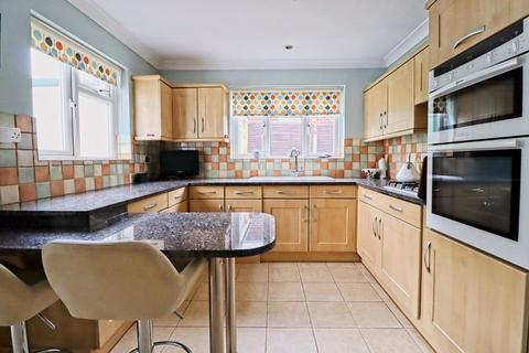 4 bedroom detached house for sale, Queens Road, Benfleet