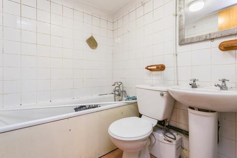 2 bedroom flat to rent, Dames Road