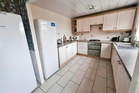 4 bedroom end of terrace house to rent, Barnhurst Lane, WV8