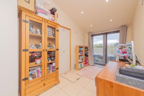 3 bedroom terraced house for sale, Oak Drive, St Martins