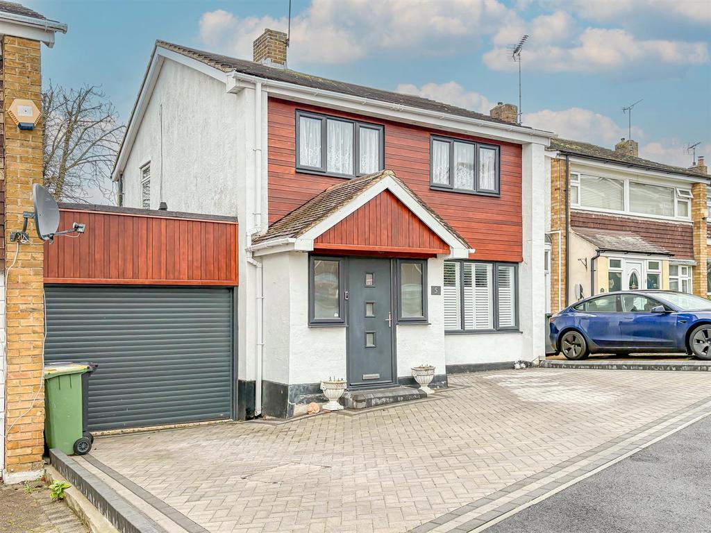 Gayleighs, Rayleigh SS6 3 bed link detached house - £500,000