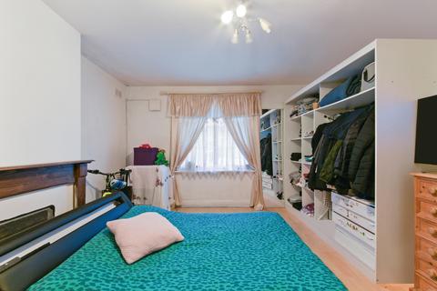 1 The Holt, Morden, SM4 5AP