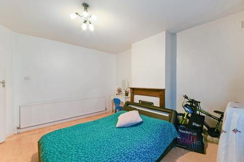 1 The Holt, Morden, SM4 5AP