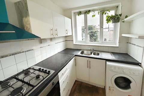 3 bedroom terraced house to rent, Helena Road, London E13