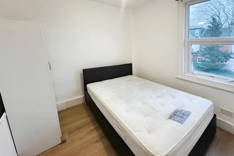 3 bedroom terraced house to rent, Helena Road, London E13