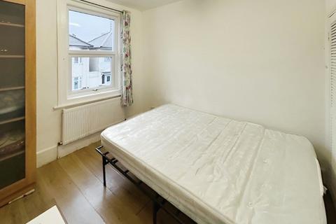 3 bedroom terraced house to rent, Helena Road, London E13