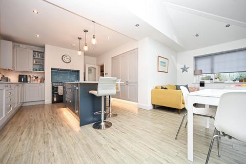 6 Park Crescent, Guiseley, Leeds, LS20 8EL