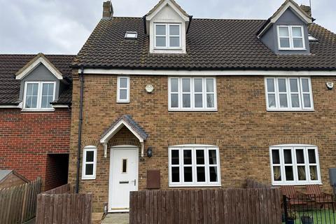 3 bedroom townhouse to rent, Foxglove Close, Peterborough PE7