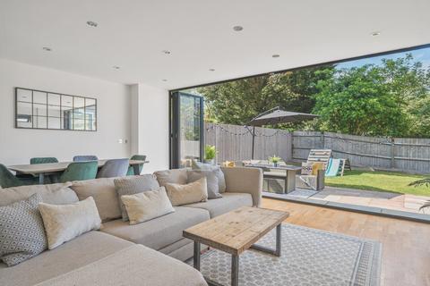 28 High View Close, London, SE19 2DS