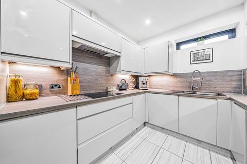 28 High View Close, London, SE19 2DS