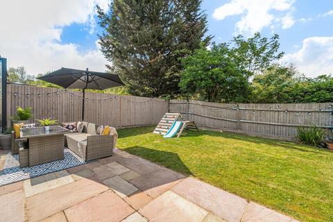 28 High View Close, London, SE19 2DS