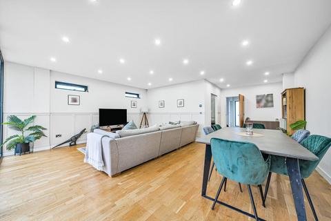 28 High View Close, London, SE19 2DS