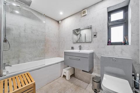 28 High View Close, London, SE19 2DS