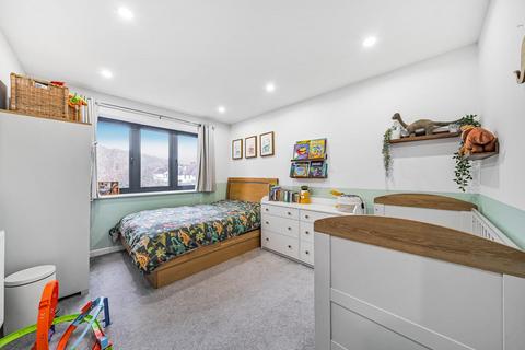 28 High View Close, London, SE19 2DS