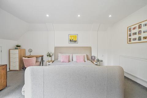 28 High View Close, London, SE19 2DS