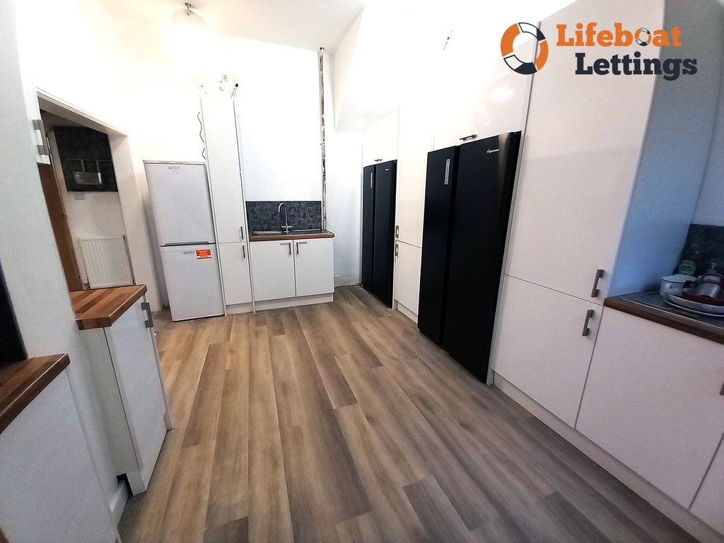 Shared kitchen diner c