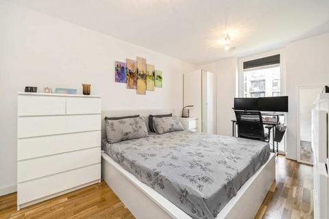 2 bedroom flat for sale, Baltic Avenue, Brentford TW8