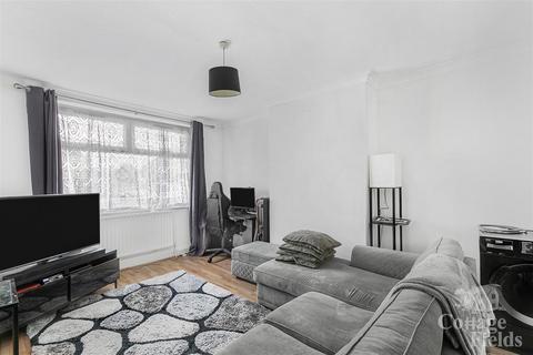 2 bedroom flat for sale, Hertford Road, EN3 - Ground-Floor wIth Garden and Parking - 900 Years