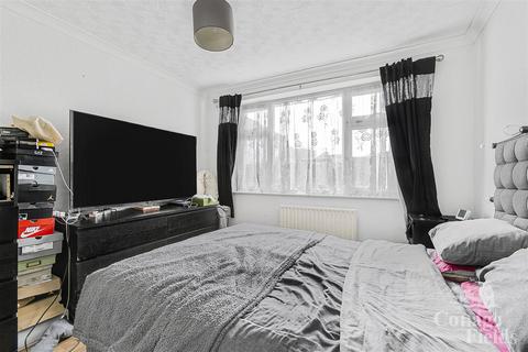 2 bedroom flat for sale, Hertford Road, EN3 - Ground-Floor wIth Garden and Parking - 900 Years