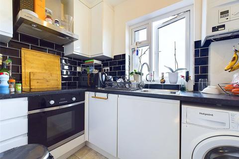 2 bedroom apartment to rent, Heath Road, Twickenham