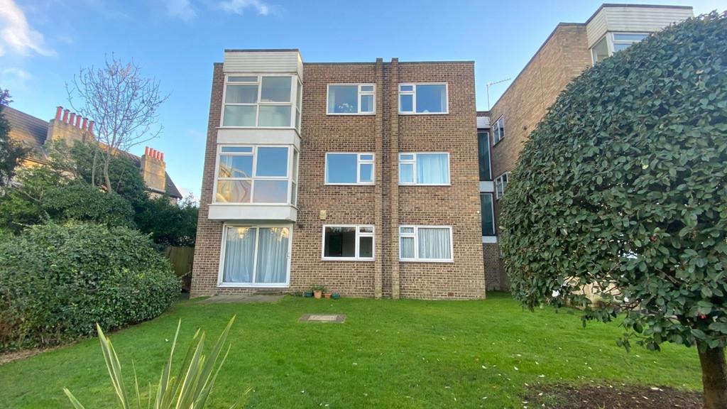Superb ground floor flat with garden access in Be