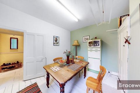 7 Oak Avenue, London, N8 8LJ