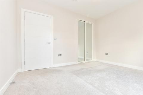 1 bedroom ground floor flat for sale, Station Road, Horsham, West Sussex