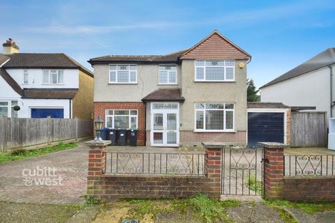 4 bedroom detached house to rent, Fairway Close Croydon CR0