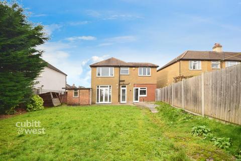 4 bedroom detached house to rent, Fairway Close Croydon CR0