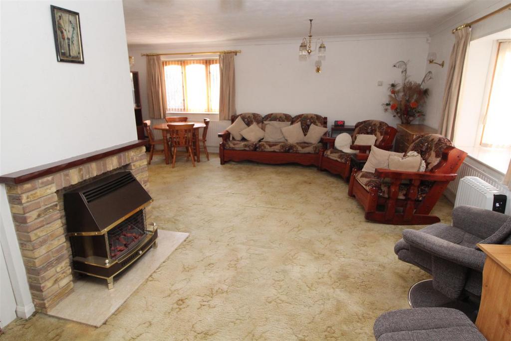 Lounge/Dining Room