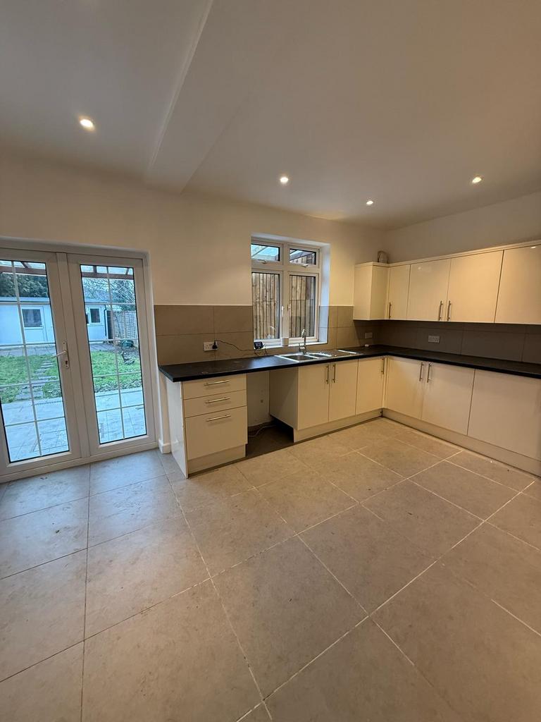 3 Bedroom house to rent in Enfield EN2