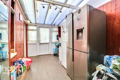 3 bedroom end of terrace house for sale, Brentwood Road, Grays