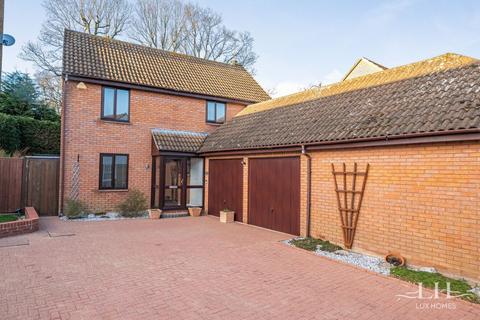 4 bedroom detached house for sale, Roding Drive,