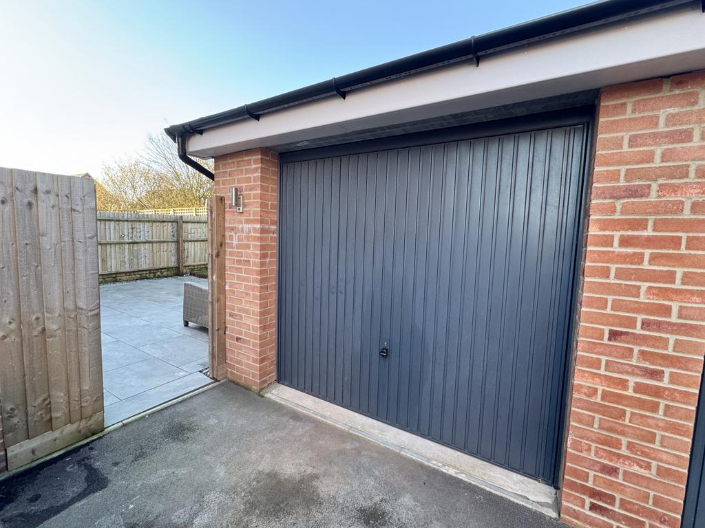 Garage & Parking