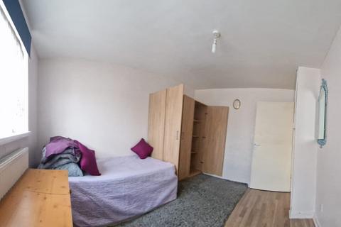 1 bedroom in a house share to rent, Hounslow TW4