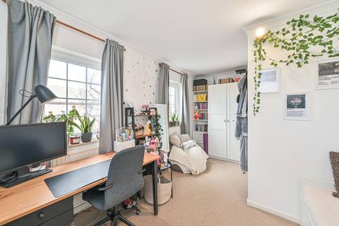 4 Hamlet Square, London, NW2 1SR