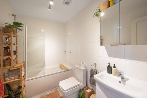 4 Hamlet Square, London, NW2 1SR