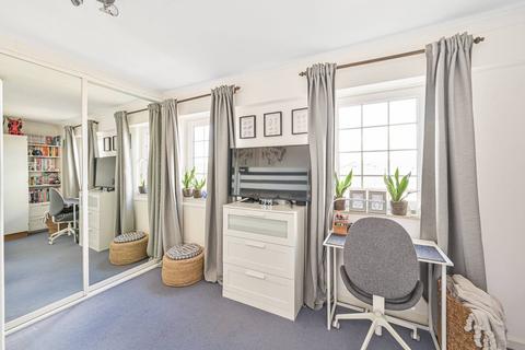 4 Hamlet Square, London, NW2 1SR