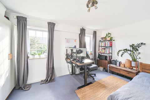 4 Hamlet Square, London, NW2 1SR